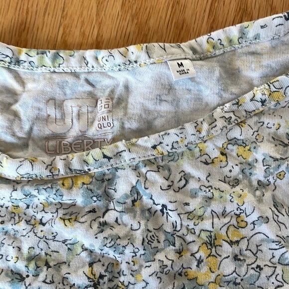 Uniqlo liberty floral tee shirt size medium​​​​​​​​ - Picture 2 of 2